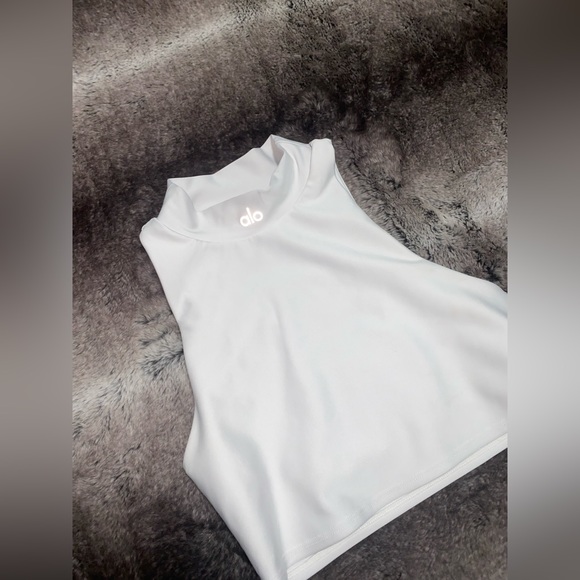 ALO YOGA Mockneck Cropped Top. - Picture 3 of 5